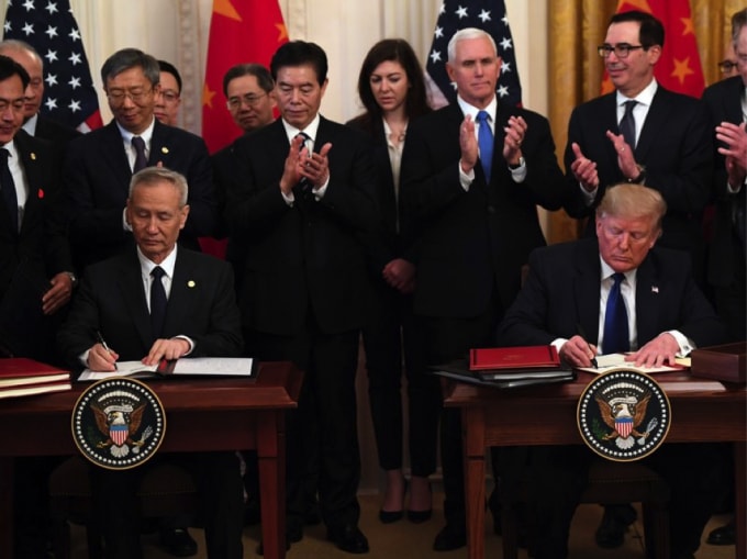 Cựu Tổng thống Mỹ Donald Trump và Phó Thủ tướng Trung Quốc Liu He trong buổi lễ ký kết thỏa thuận thương mại giai đoạn 1 tại Nhà Trắng vào tháng 1/2020. Ảnh: Getty