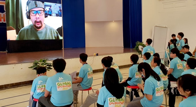 Các đội thi giao lưu trực tuyến tiếng Anh với chuyên gia giáo dục STEM Hoa Kỳ.