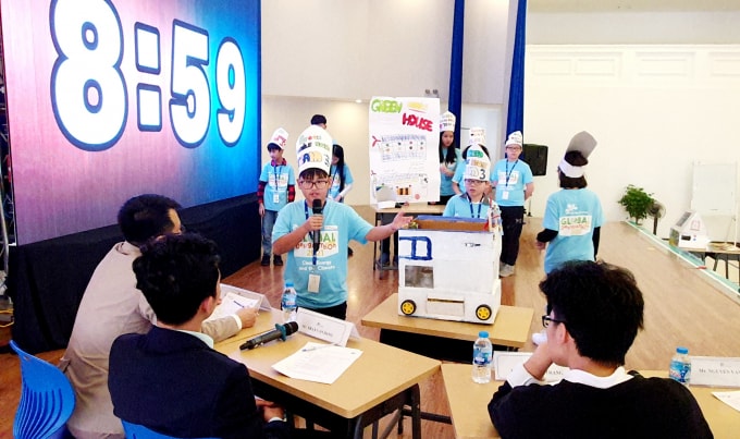 Đội thi 03: Học sinh Vũ Quang Minh – Lớp 6T1 sử dụng thành thạo tiếng Anh, thuyết trình về mô hình sản phẩm.