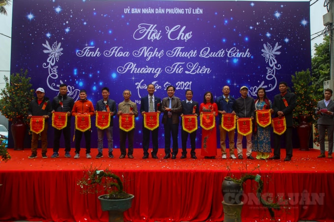 Hội chợ tinh hoa quất cảnh Tứ Liên do UBND phường Tứ Liên (quận Tây Hồ) tổ chức, nhằm duy trì nét đẹp truyền thống văn hóa và tôn vinh giá trị sản phẩm do các nghệ nhân sáng tạo. Đây là lần thứ 3 sự kiện được tổ chức thu hút đông đảo du khách đến tham quan và mua sắm.