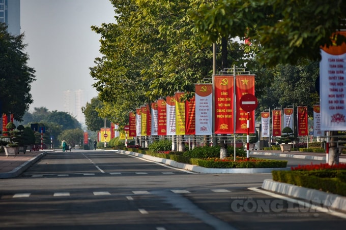 Khuôn viên của Trung tâm được trang trí hoa và băng rôn, Pa no, áp phích, tranh cổ động... tạo không khí hân hoan chào đón sự kiện trọng đại của Đảng và đất nước.
