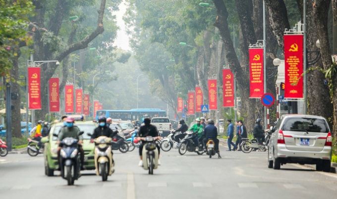 Trên toàn thành phố HN có tổng cộng 27 cụm panô, 400 băngrôn dọc được lắp đặt phục vụ trong công tác tuyên truyền, cổ động trực quan hướng tới Đại hội Đảng XIII (ảnh Ngô Nhung)