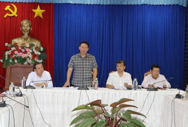 Chủ tịch Ủy ban bầu cử tỉnh Tây Ninh Nguyễn Thanh Ngọc (đứng) và 3 phó Chủ tịch Ủy ban bầu cử tỉnh Tây Ninh