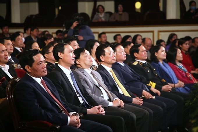Các đồng chí lãnh đạo tham dự chương trình. Ảnh: HL