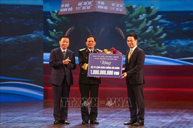 Đồng chí Nguyễn Mạnh Hùng, Ủy viên Trung ương Đảng, Bộ trưởng Bộ Thông tin và Truyền thông và đồng chí Trần Hồng Hà, Ủy viên Trung ương Đảng, Bộ trưởng Bộ Tài nguyên và Môi trường thay mặt Ban tổ chức chương trình tặng 1 tỉ đồng cho Bộ tư lệnh Hải quân. Ảnh: Tuấn Đức