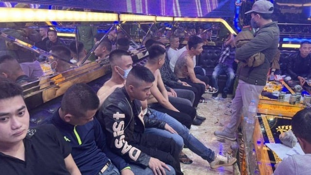Nhóm thanh niên bị phát hiện dùng chất cấm trong quán karaoke. Ảnh: dantri.com.vn