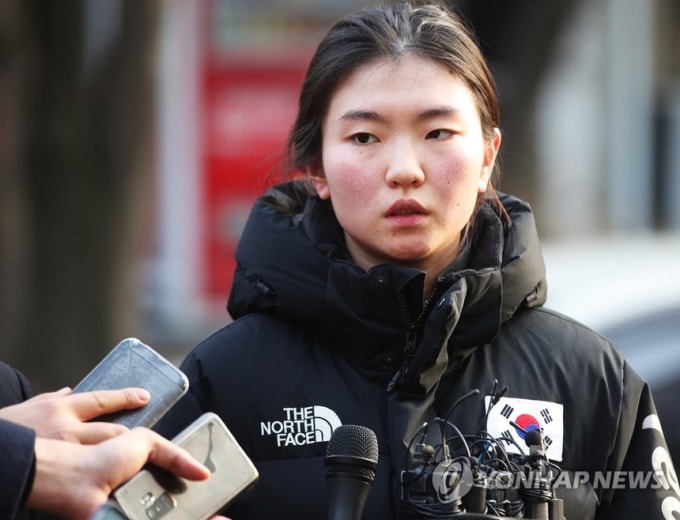 Nữ vận động viên Shim Suk Hee sau khi rời khỏi tòa án ở Seoul. Ảnh: Zingnews.vn