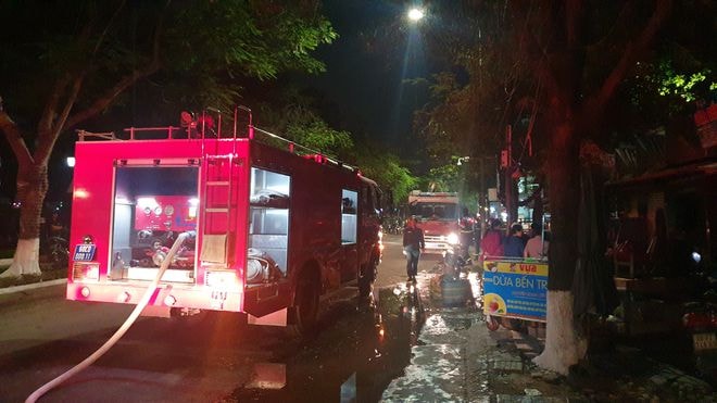 Vụ cháy được dập tắt kịp thời, ngăn cháy lan sang các kiot khác. Ảnh: thanhnien.vn
