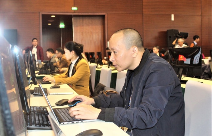Phóng viên báo Nhà báo và Công luận tác nghiệp tại Đại hội
