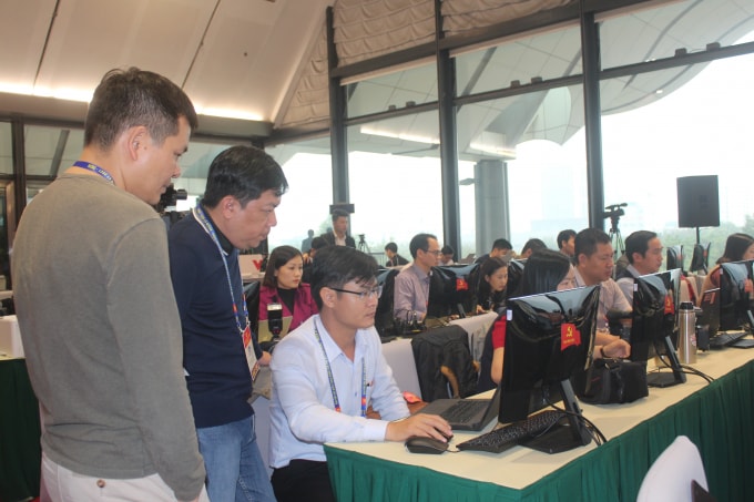 Các phóng viên đã có mặt từ rất sớm để tác nghiệp kịp thời về sự kiện trọng đại