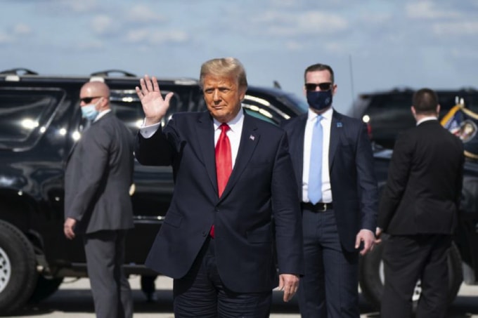 Ông Trump tại sân bay Palm Beach, Florida. Ảnh: SCMP