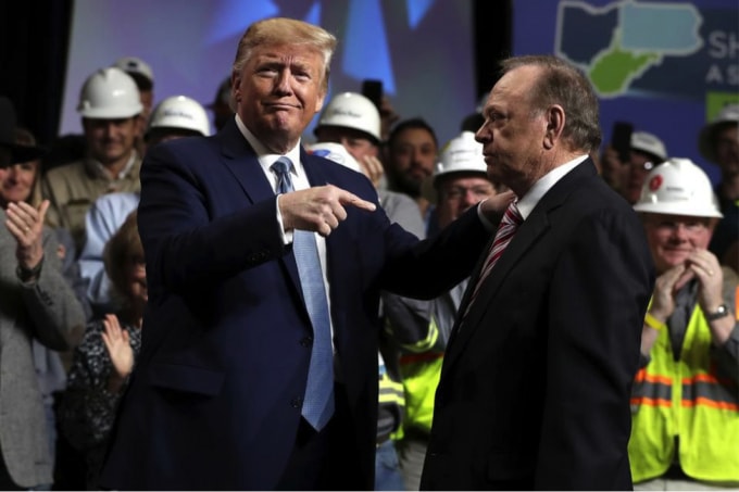 Cựu tổng thống Mỹ Donald Trump cùng tỷ phú dầu mỏ Harold Hamm. Ảnh: Getty