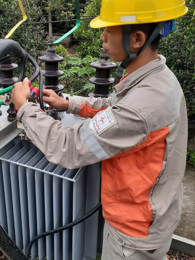 Công nhân Công ty Điện lực Hà Nam kiểm tra kỹ thuật tại TBA 110 kV Thạch Tổ, xã Thanh Hà (Thanh Liêm) phục vụ đảm bảo điện cho các trạm bơm phục vụ bơm nước đổ ải vụ Đông Xuân 2020-2021.