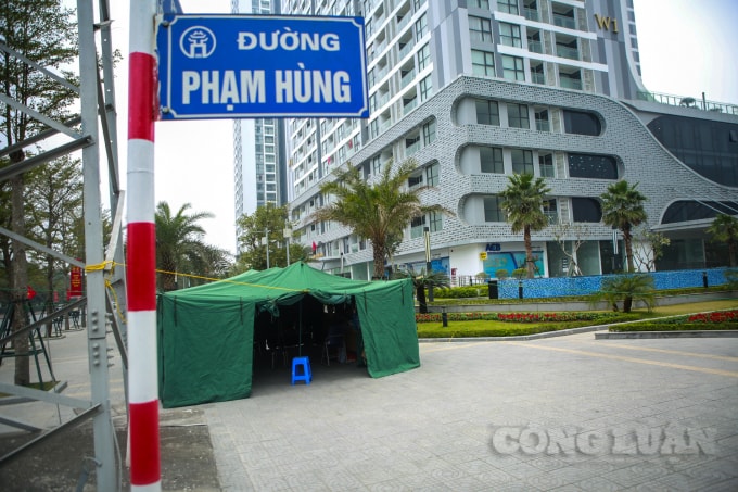 Các lực lượng chức năng cắm lán trại chốt chặn xung quanh khu vực Trung tâm Hội nghị Quốc gia Mỹ Đình và sẵn sàng trong mọi tình huống 24/24h.