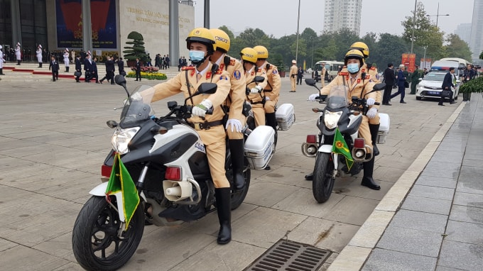 Công tác dẫn đoàn và đảm bảo ATGT ngày đầu Đại hội Đảng XIII diễn ra an toàn, thuận lợi, không có sự cố.