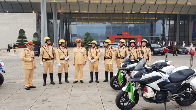 Thiếu tướng Nguyễn Văn Trung, Cục trưởng Cục CSGT đã trực tiếp xuống đường dưới mưa rét để động viên, khích lệ tinh thần các điểm, chốt CSGT làm nhiệm vụ trong ngày đầu Đại hội Đảng XIII