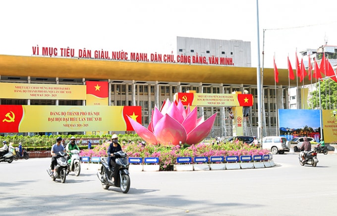 Cờ hoa được trang hoàng rực rỡ bên ngoài Cung Văn hóa Lao động hữu nghị Việt Xô, nơi tổ chức Đại hội. Ảnh: T.L