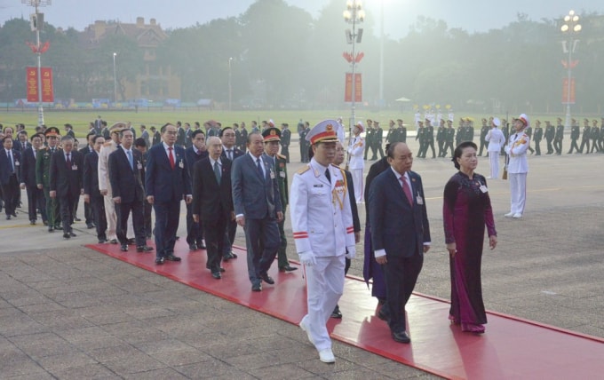 Các đồng chí lãnh đạo Đảng, Nhà nước cùng đại biểu dự Đại hội XIII của Đảng đặt vòng hoa và vào Lăng viếng Chủ tịch Hồ Chí Minh