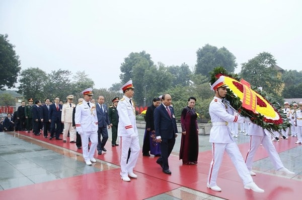 Các đồng chí lãnh đạo Đảng, Nhà nước cùng đại biểu dự Đại hội XIII của Đảng đặt vòng hoa và dâng hương tại Đài tưởng niệm các Anh hùng liệt sĩ trên đường Bắc Sơn, Hà Nội. Ảnh: TTXVN, Tuổi trẻ