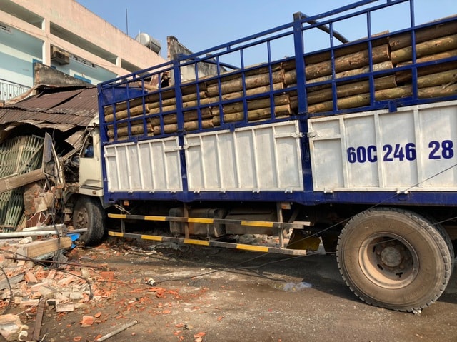 Hiện trường vụ tai nạn kinh hoàng trên Quốc lộ 1 vào sáng nay. Ảnh: dantri.com.vn