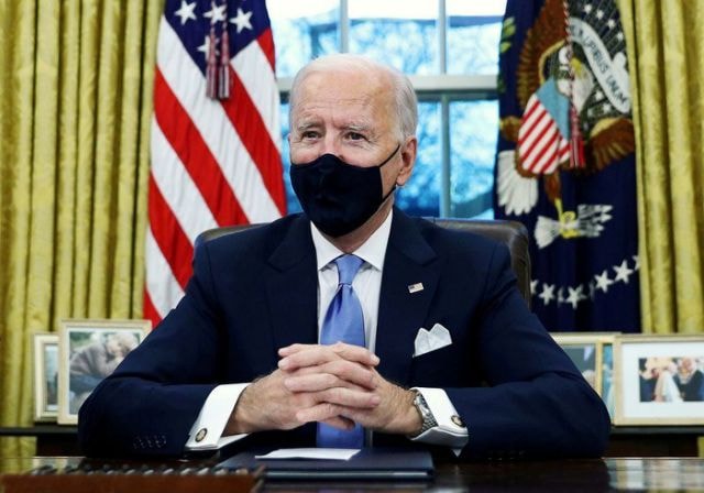 Tổng thống Joe Biden vừa ký lệnh hạn chế đi lại đối với Nam Phi và kéo dài lệnh cấm đối với du khách từ châu Âu - Ảnh: Reuters