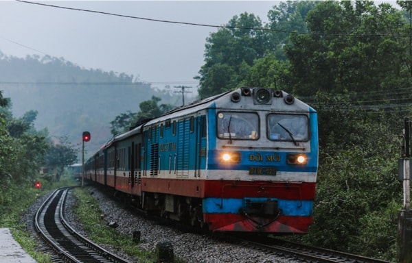 Các tổ chức, cá nhân có thể gọi phản ánh thông tin về công tác phục vụ, an toàn giao thông... vào các đường dây nóng của Cục Đường sắt Việt Nam. Ảnh minh họa
