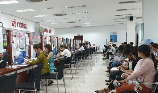 Người dân đến làm thủ tục hành chính tại Trung tâm Hành chính Đà Nẵng.