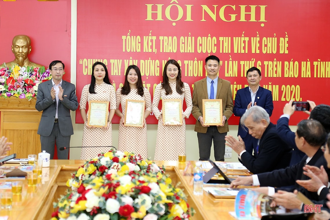 Phó Chủ tịch UBND tỉnh Lê Ngọc Châu, Tổng Biên tập Báo Hà Tĩnh Nghiêm Sỹ Đống trao giải A (nhóm bài viết và nhóm đa phương tiện) cho các tác giả, nhóm tác giả. Ảnh: Đình Nhất