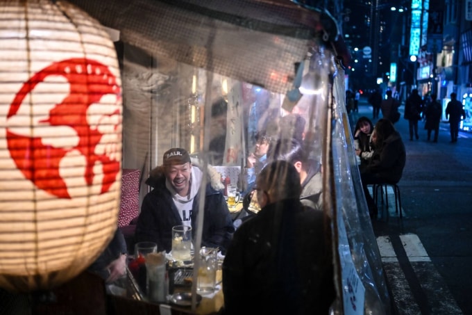 Mọi người dùng bữa tại một nhà hàng ở Tokyo vào thứ Sáu. Ngày càng nhiều người trong chính phủ và đảng cầm quyền Nhật Bản tin rằng cần phải mở rộng tình trạng khẩn cấp ở Tokyo và các vùng khác của đất nước. Ảnh: AFP-JIJI