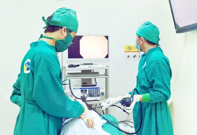 Các bác sĩ đã thực hiện phương pháp nội soi gắp dị vật ra khỏi cơ thể bé trai. Ảnh: dantri.com.vn