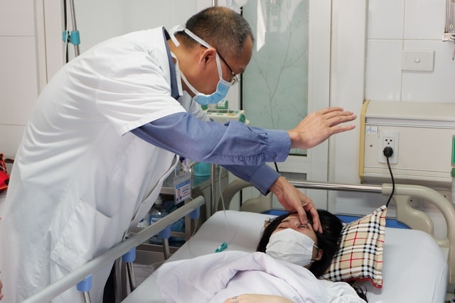 Hiện bệnh nhân mới chỉ thấy được bóng cử động của bàn tay. Phải qua ít nhất vài tuần nữa thì mới có tiến triển. Ảnh: dantri.com.vn