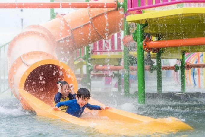 Các em nhỏ say mê cùng các trò chơi trong Công viên nước Splash