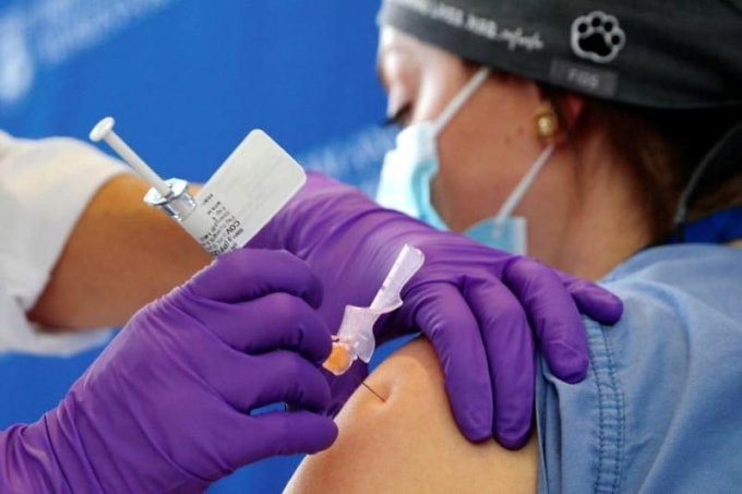 Nhân viên y tế đang tiêm vắc-xin Covid-19 cho một người dân Mỹ. Ảnh: Reuters