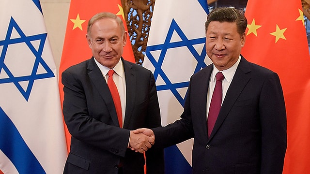 Thủ tướng Netanyahu và Chủ tịch Trung Quốc Tập Cận Bình bắt tay trong một cuộc gặp thượng đỉnh - Ảnh: Reuters
