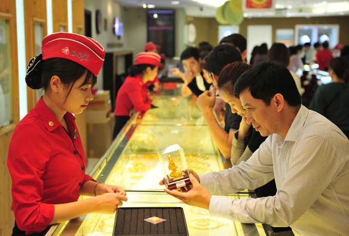 Ngày Thần tài người dân thường mua vàng để lấy may nhân dịp đầu năm mới.