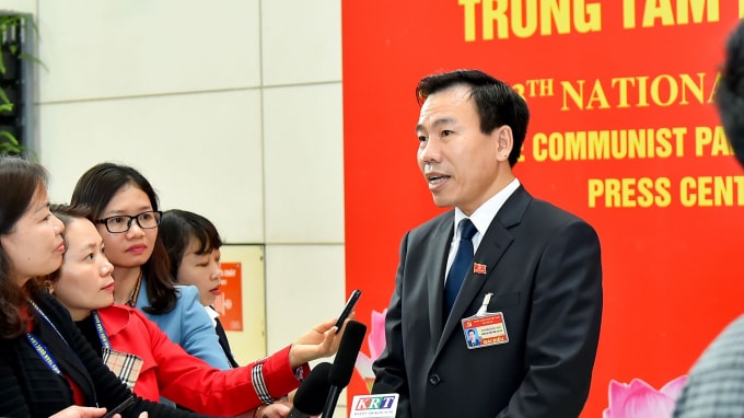 Đại biểu Dương Đức Huy, Trưởng Ban Tuyên giáo tỉnh Lào Cai trả lời phỏng vấn của phóng viên