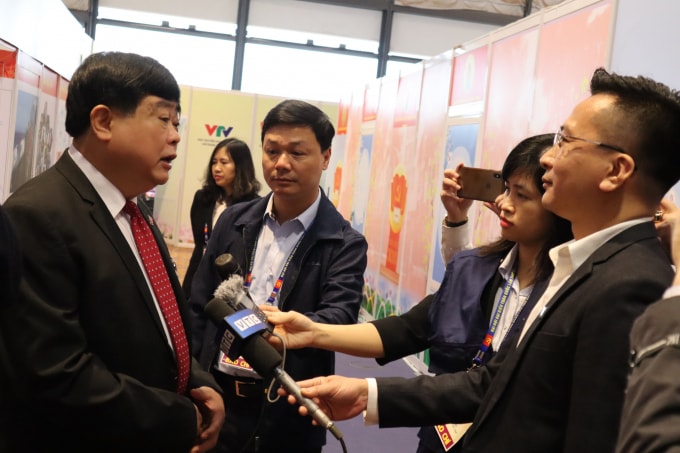 Ủy viên Trung ương Đảng, Tổng Giám đốc Đài Tiếng nói Việt Nam Nguyễn Thế Kỷ trao đổi với phóng viên