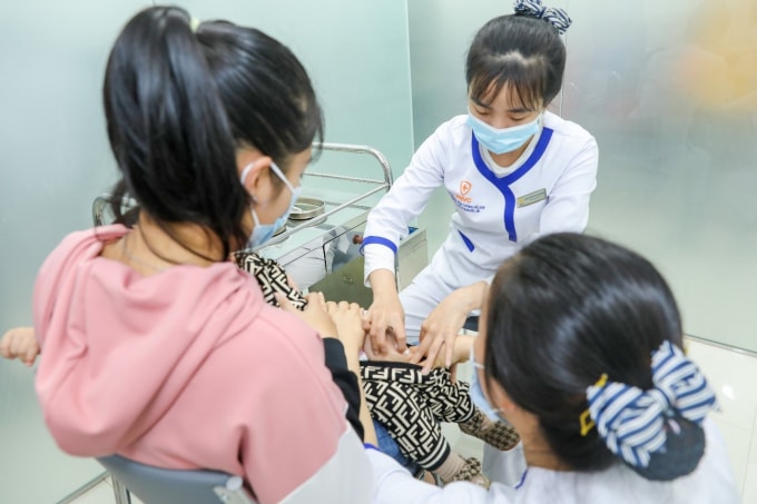 Vắc-xin Varilrix mới phòng bệnh thủy đậu, 6 trong 1, sởi, rotavirus, phế cầu... được người dân Hà Tĩnh quan tâm.