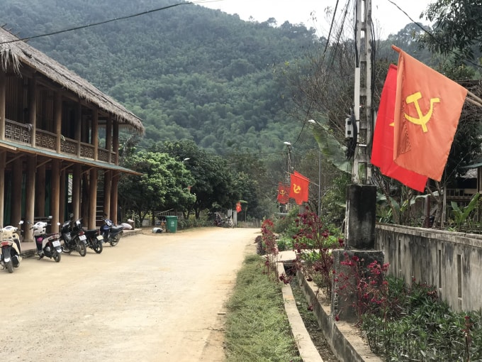Cờ Đảng và cờ Tổ quốc được 75/75 hộ dân tại bản Ngàm treo chào mừng Đại hội XIII của Đảng. Ảnh: Quang Duy