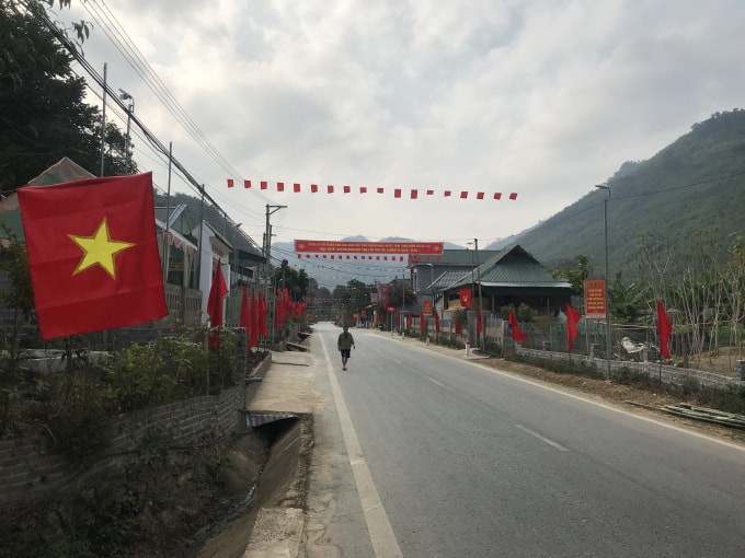Các khu dân cư dọc Quốc lộ 217 qua các huyện miền núi Thanh Hóa được trang hoàng rực rỡ chào mừng Đại hội XIII của Đảng. Ảnh; Quang Duy