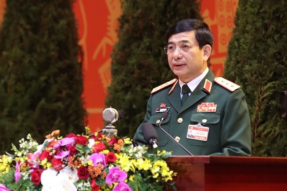 Thượng tướng Phan Văn Giang, Ủy viên Trung ương Đảng, Ủy viên Thường vụ Quân ủy Trung ương, Tổng Tham mưu trưởng Quân đội nhân dân Việt Nam, Thứ trưởng Bộ Quốc phòng phát biểu tại Đại hội