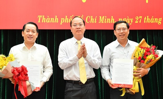 Ông Kiều Ngọc Vũ (trái) và ông Trần Hữu Phước (phải) nhận quyết định điều động từ Phó Bí thư Thành ủy TP HCM Nguyễn Hồ Hải. Ảnh: SGGP