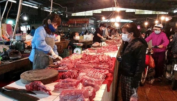 Giá thịt lợn đang neo ở mức cao trong những ngày giáp Tết Tân Sửu