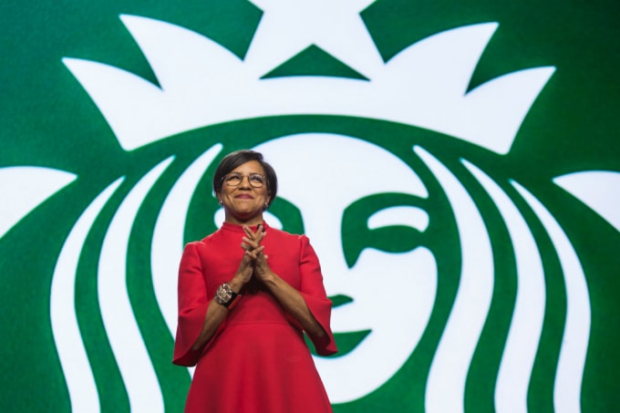 Bà Rosalind 'Roz' Brewer phát biểu tại Đại hội đồng cổ đông thường niên của Starbucks ở Seattle, Washington vào ngày 20 tháng 3 năm 2019. Walgreens cho biết hôm thứ Ba rằng họ đã bổ nhiệm Brewer là Giám đốc điều hành tiếp theo của mình. Ảnh: AFP / Getty