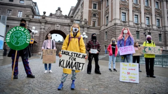 Nhà hoạt động khí hậu Greta Thunberg, trong chiếc áo khoác vàng, tham dự một cuộc biểu tình bên ngoài quốc hội Thụy Điển vào tháng 10 năm ngoái. Cô nói với Diễn đàn Kinh tế Thế giới trong tuần này rằng các mục tiêu của các quốc gia là 'mục tiêu mơ hồ, không đủ và mang tính giả thuyết.' Ảnh: Reuters