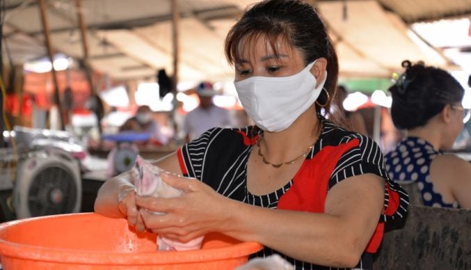 Thực hiện nghiêm các phương án phòng, chống dịch Covid-19 tại nơi công cộng. Ảnh: TL