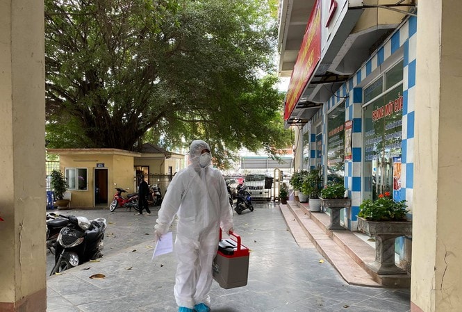 Nhân viên CDC Quảng Ninh mang mẫu xét nghiệm Covid-19 về Trung tâm CDC để làm xét nghiệm. Ảnh: tienphong.vn