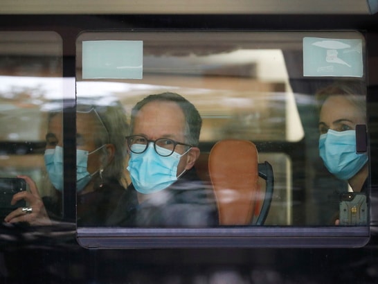 Các thành viên trong nhóm điều tra của WHO được rời khỏi khu cách ly ở Vũ Hán sau 2 tuần. Ảnh: Reuters