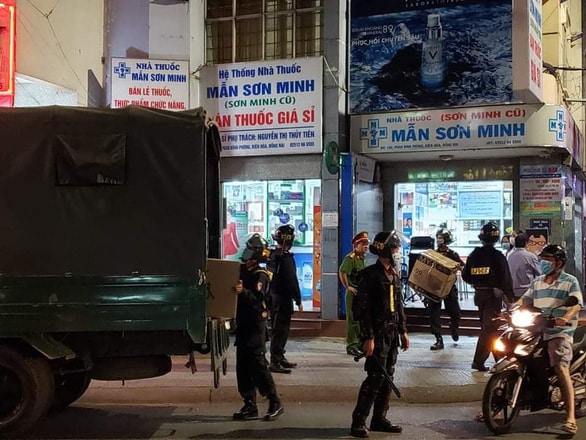 Công an Đồng Nai kiểm tra nhà thuốc Mẫn Sơn Minh chiều tối 4/12/2020. Ảnh: tuoitre.vn