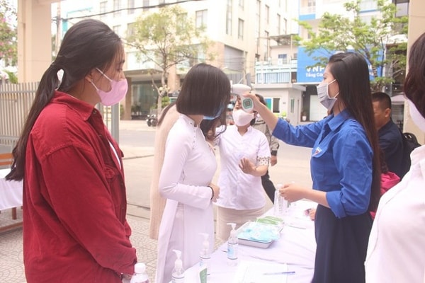 Đà Nẵng thực hiện kiểm tra thân nhiệt học sinh để phòng, chống dịch COVID-19